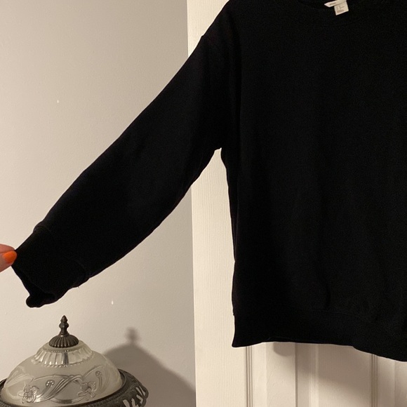 H&M Basic Black Crewneck - Picture 4 of 4
